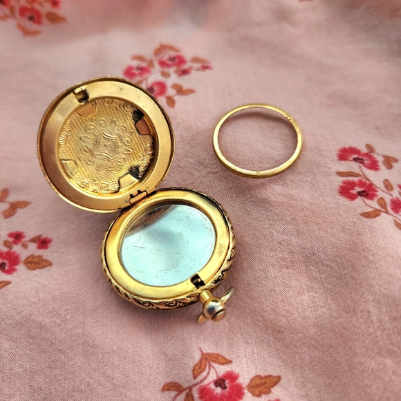 Pearl and Gold Keepsake Mirror Locket - Picture 4 of 5